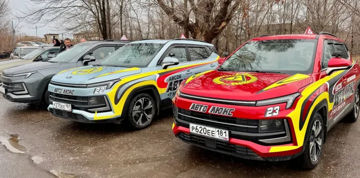Москвичи автолюкса сбоку — автошкола «АвтоЛюкс» в Луганске